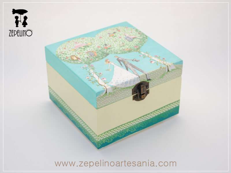 Caja de novios bajo arboles